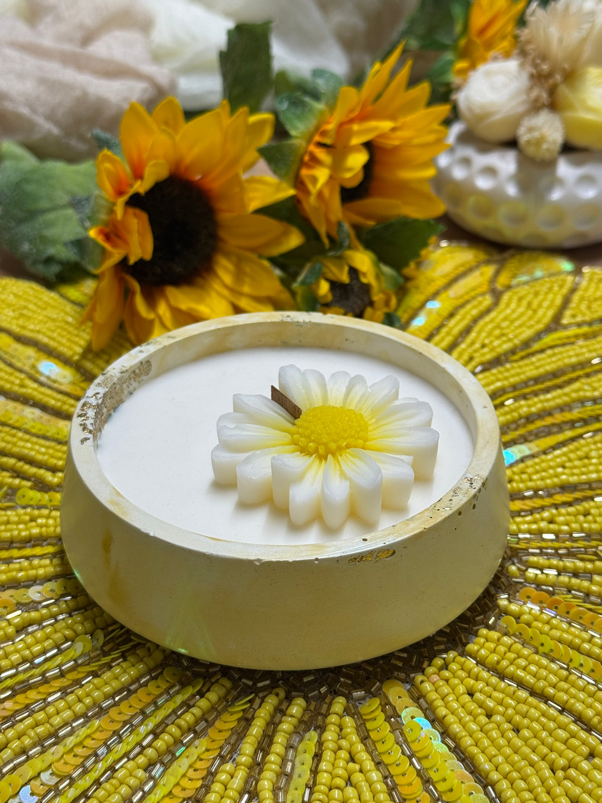 Col di Lana hand-cast white ceramic pot candle with gold leaf detail and daisy