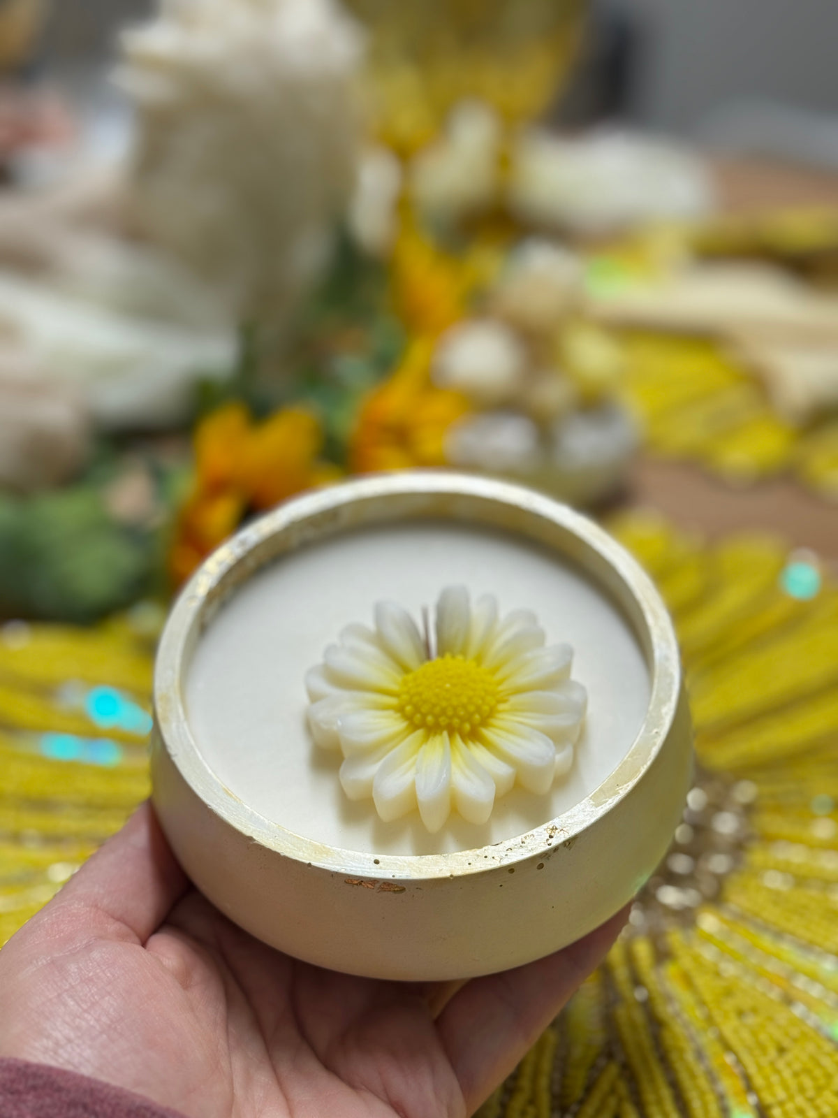 Col di Lana hand-cast white ceramic pot candle with gold leaf detail and daisy — photo 4
