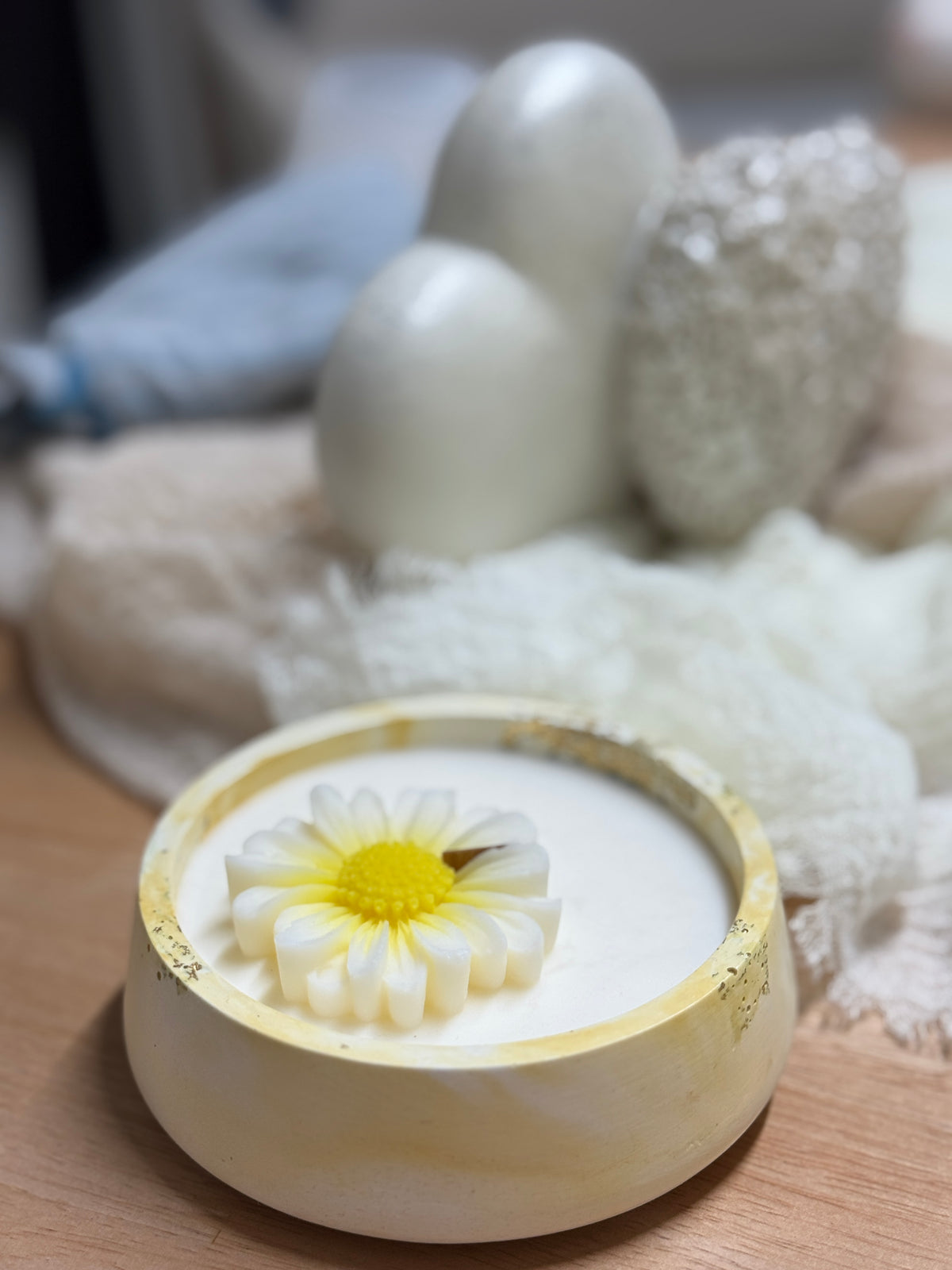 Col di Lana hand-cast white ceramic pot candle with gold leaf detail and daisy — photo 5