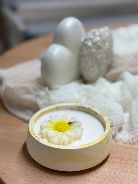 Col di Lana hand-cast white ceramic pot candle with gold leaf detail and daisy — photo 6