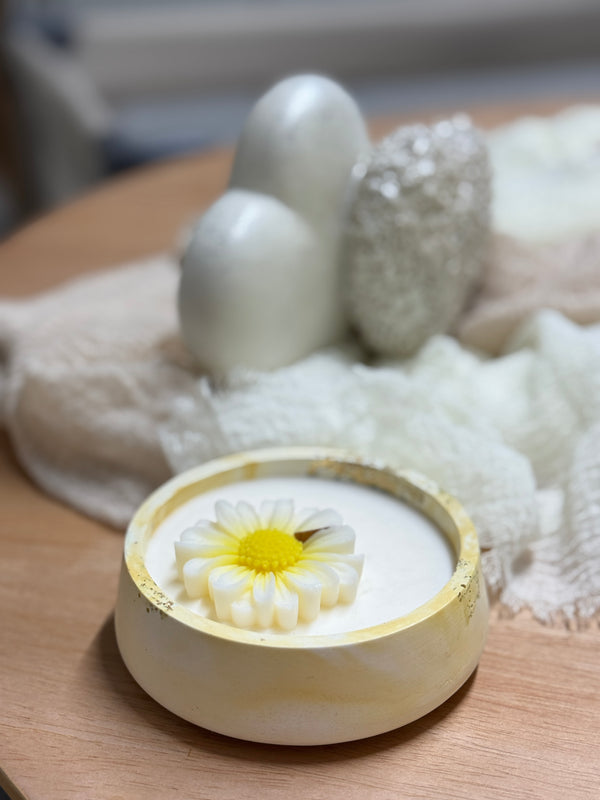 Col di Lana hand-cast white ceramic pot candle with gold leaf detail and daisy — photo 6