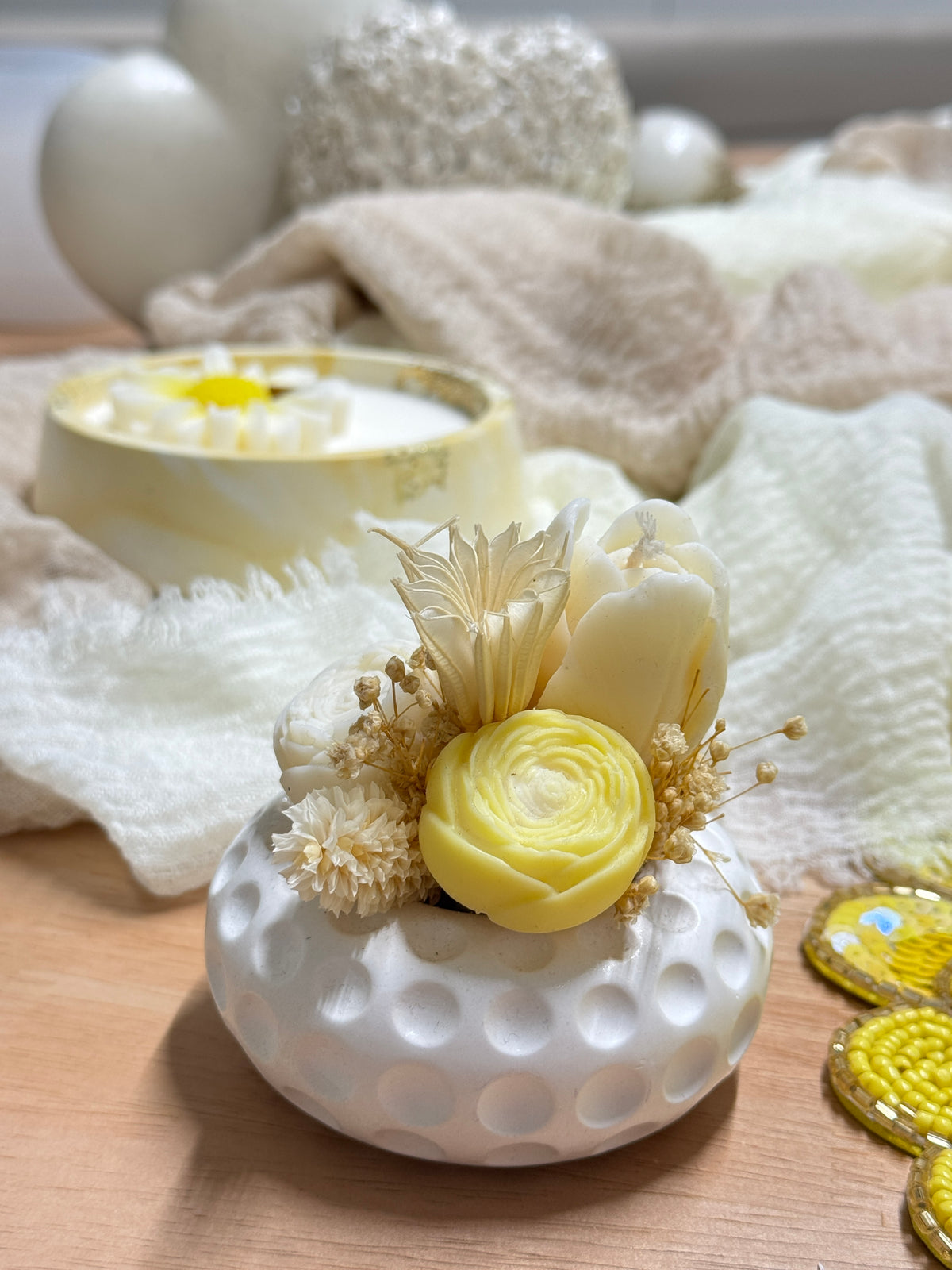 Sasso bubble-texture hand-cast ceramic pot candle with ranunculus detail — photo 9